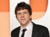 Jesse Eisenberg ចែករំលែកព័ត៌មានលម្អិត ‘គួរឱ្យភ័យខ្លាច’ ពីខ្សែភាពយន្ត ‘The Debut’ នាពេលខាងមុខ