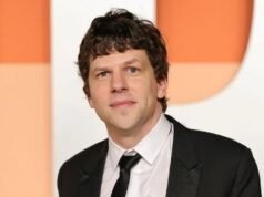 Jesse Eisenberg ចែករំលែកព័ត៌មានលម្អិត ‘គួរឱ្យភ័យខ្លាច’ ពីខ្សែភាពយន្ត ‘The Debut’ នាពេលខាងមុខ