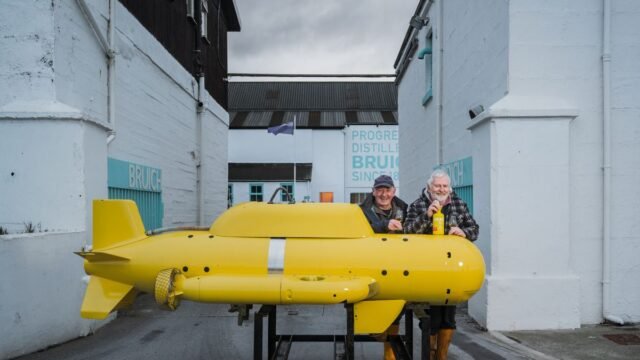 1780274399_0_Bruichladdich-distillery-Yellow-Submarine-whisky.jpg