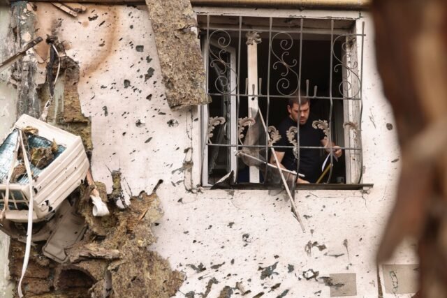 1780324505_2450041-un-homme-nettoie-les-debris-sur-le-site-d-une-frap.jpg