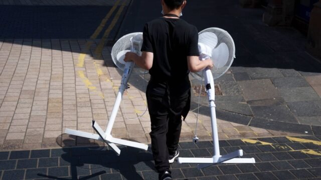1780344957_0_Man-Carries-Heatwave-Fans.jpg