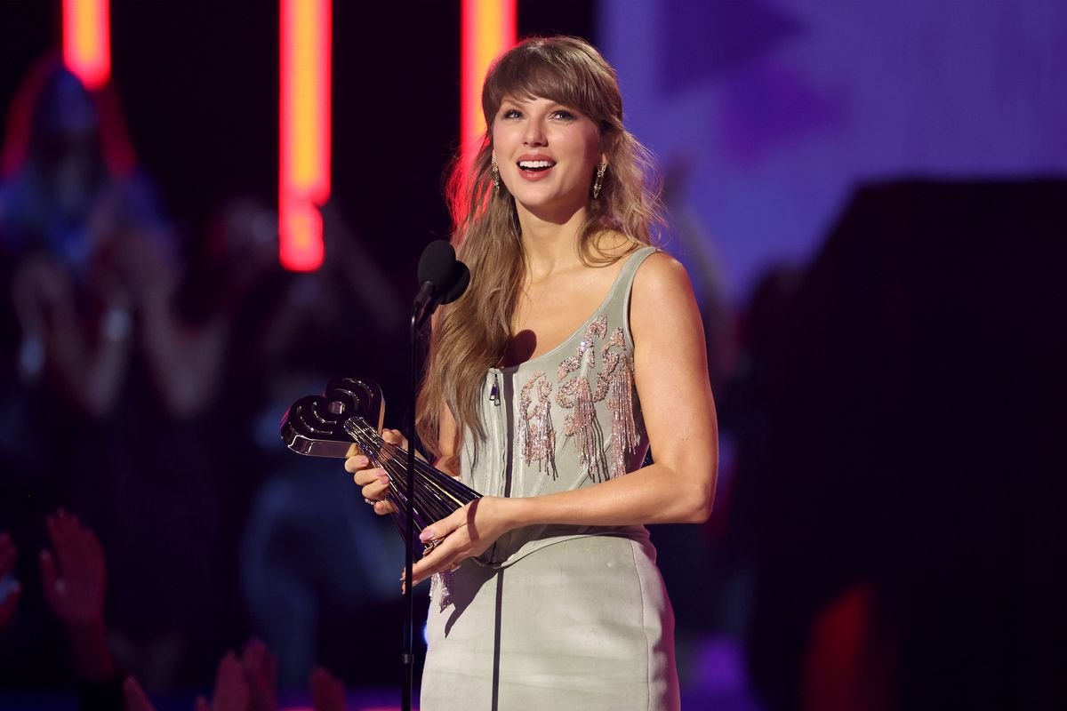 HOLLYWOOD, CALIFORNIA – ខែមីនា 26: Taylor Swift ទទួលយកពានរង្វាន់ Pop Album of the Year នៅលើឆាកក្នុងអំឡុងកម្មវិធីប្រគល់ពានរង្វាន់ iHeartRadio Music Awards ឆ្នាំ 2026 នៅ Dolby Theatre នៅថ្ងៃទី 26 ខែមីនា ឆ្នាំ 2026 នៅហូលីវូដ រដ្ឋកាលីហ្វ័រញ៉ា។ (រូបថតដោយ Monica Schipper / Getty Images)