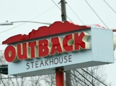 Outback Steakhouse បានប្តឹងទាមទារសំណងចំនួន 1.5 លានដុល្លារបន្ទាប់ពីអតិថិជនម្នាក់រអិលដួលលើឥដ្ឋខណៈពេលកំពុងញ៉ាំដំឡូងបារាំងនិងមុខរុក្ខជាតិ