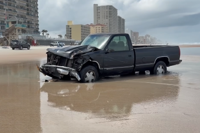 1780420259_Truck-crashed-into-beach-toll-booth-killing-attendant.png