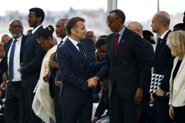 1780432372_2451739-emmanuel-macron-c-l-serre-la-main-du-president-rwa.jpg