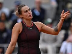 Aryna Sabalenka លេខ១ពិភពលោក ដួល៣សិត ហើយមិនអាចឡើងដល់វគ្គពាក់កណ្តាលផ្តាច់ព្រ័ត្រនៅ Roland-Garros – franceinfo