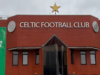 ផ្ទាំងបដា Celtic ដែលមានចំណាត់ថ្នាក់ X ត្រូវបានបង្ហាញនៅខាងក្រៅ Parkhead នៅពេលដែលអ្នកគាំទ្រអបអរសាទរ Robbie Keane និង Dermot Desmond