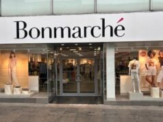 នៅហាង Kilmarnock Bonmarche ថ្មី អ្នកលក់រាយកំពុងរៀបចំបើក