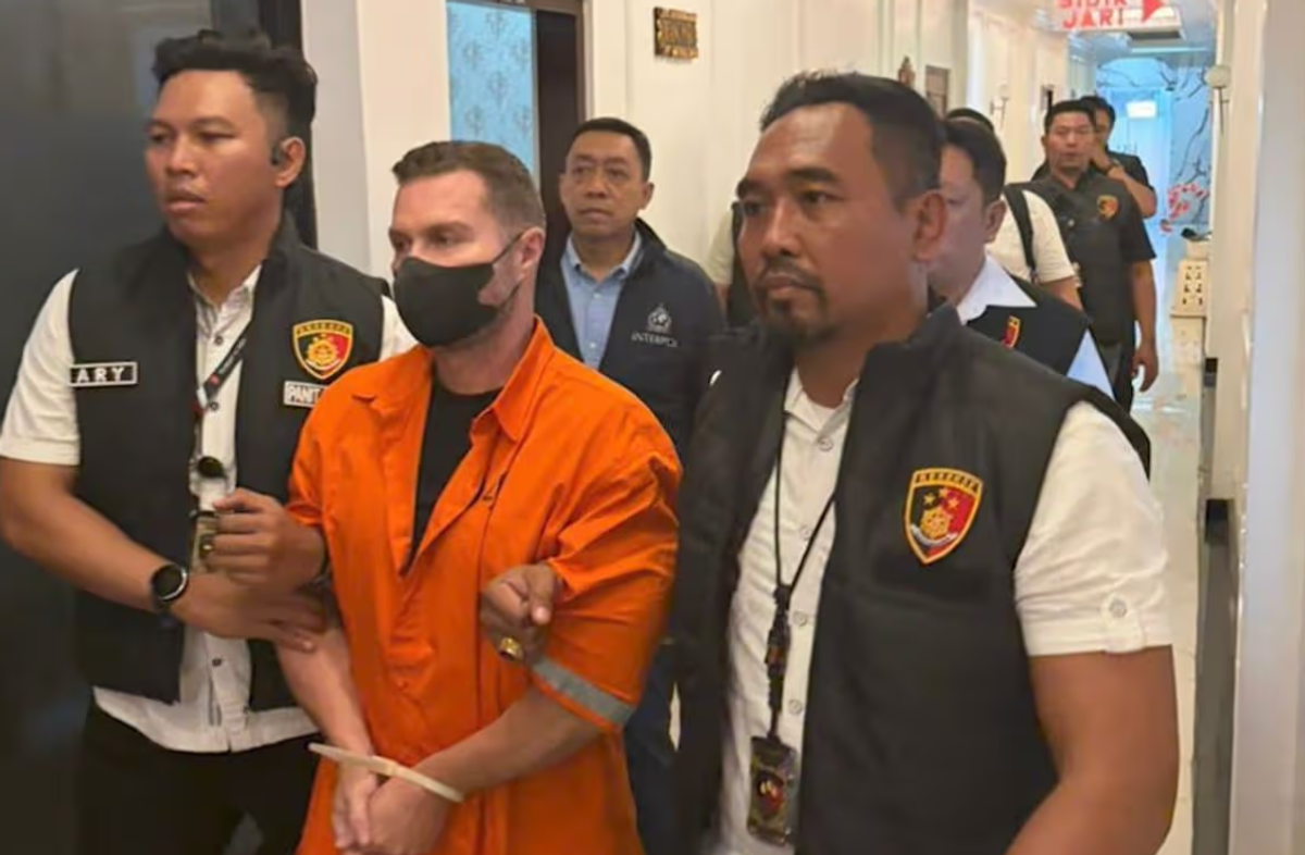 Steven Lyons បន្ទាប់ពីការចាប់ខ្លួនរបស់គាត់នៅកោះបាលី