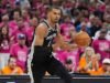 NBA ហាមប្រាមអ្នកលេងពីរនាក់ចេញពីសង្វៀន បន្ទាប់ពីម្នាក់រត់ទៅតុលាការកំឡុងហ្គេមទី 1 ហើយព្យាយាមថតរូប Selfie ជាមួយ Wemby