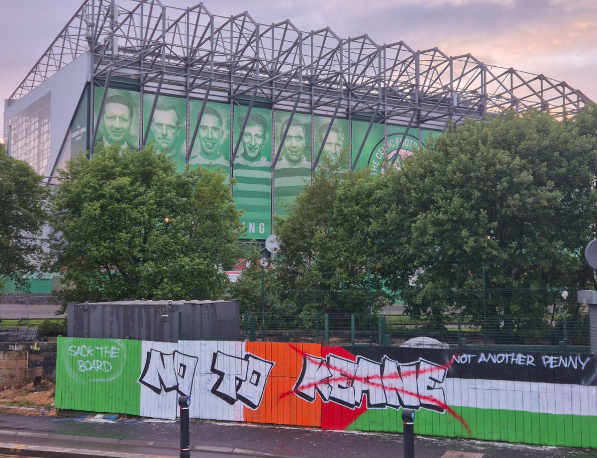 រូបគំនូរប្រឆាំង Robbie Keane នៅខាងក្រៅ Celtic Park