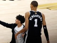 NBA ហាមឃាត់អ្នកគាំទ្រពេញមួយជីវិតដែលថតរូប Selfie ជាមួយ “Wemby” នៅលើតុលាការ