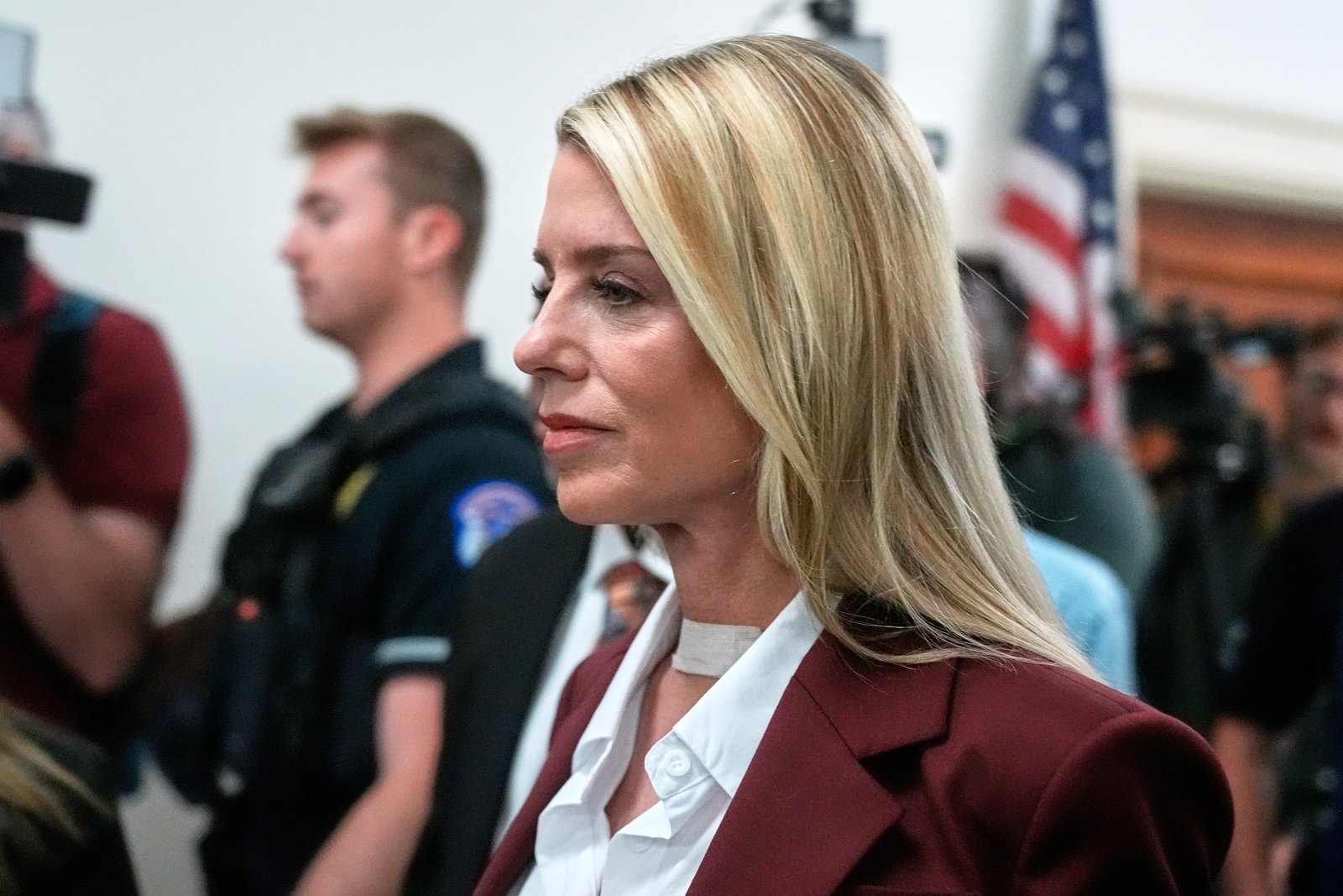 Pam Bondi បាននិយាយក្នុងអំឡុងពេលសម្ភាសន៍របស់នាងជាមួយគណៈកម្មាធិការត្រួតពិនិត្យសភាថា Todd Blanche 