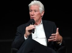 Richard Gere និយាយថា គាត់ខ្មាសចំពោះគោលនយោបាយចំណាកស្រុករបស់អាមេរិក