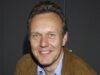 មូលហេតុនៃការស្លាប់របស់ Anthony Head: តារា Ted Lasso បានស្លាប់ដោយសារផលវិបាកដោយសារជំងឺរលាកសួត