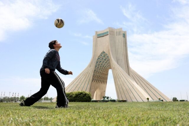 1780753132_2455177-un-jeune-iranien-joue-au-football-pres-de-la-tour-.jpg