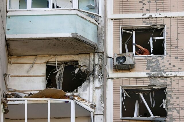 1780874335_2455695-des-habitants-nettoient-les-vitres-brisees-d-un-im.jpg