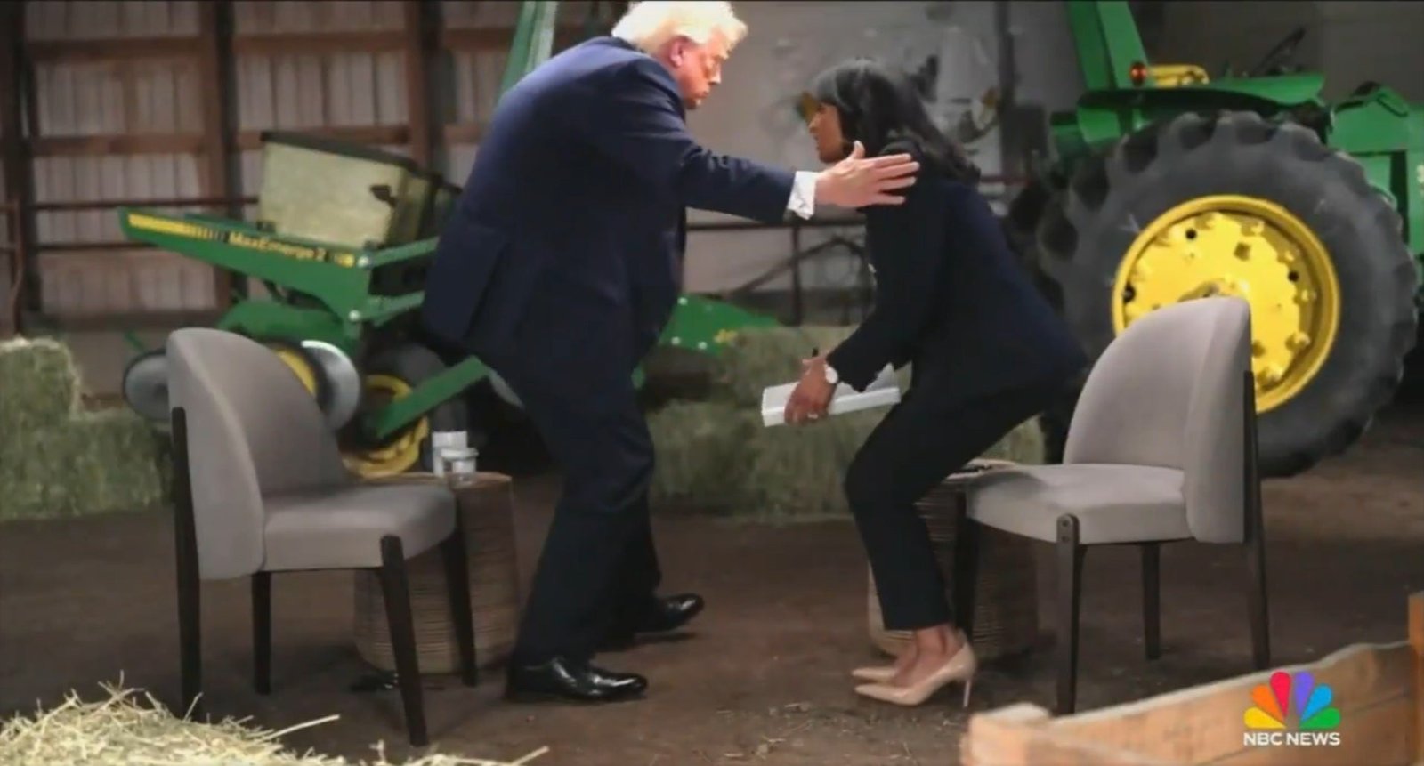 លោក Donald Trump បានក្រោកឈរឡើងភ្លាមៗ ហើយបានចាកចេញ អំឡុងពេលសម្ភាសន៍ជាមួយ Kristen Welker នៅលើទូរទស្សន៍ NBC