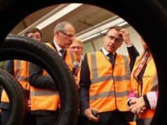 នៅរោងចក្រ Goodyear នៅ Amiens លោក Emmanuel Macron អំពាវនាវឱ្យអឺរ៉ុបចាត់វិធានការប្រឆាំងនឹងការប្រកួតប្រជែងមិនយុត្តិធម៌នៅក្នុងឧស្សាហកម្មនេះ។