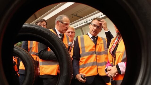 1780923784_Le-president-Emmanuel-Macron-lors-de-sa-visite-de-l-usine-du-groupe-americain-Goodyear-dont-la-moder.jpeg