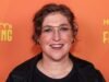 Mayim Bialik បានបញ្ឈប់ការព្យាបាលរបស់នាងបន្ទាប់ពីការចាក់តែមួយដងដោយសារតែផលប៉ះពាល់ “សុបិន្តអាក្រក់”