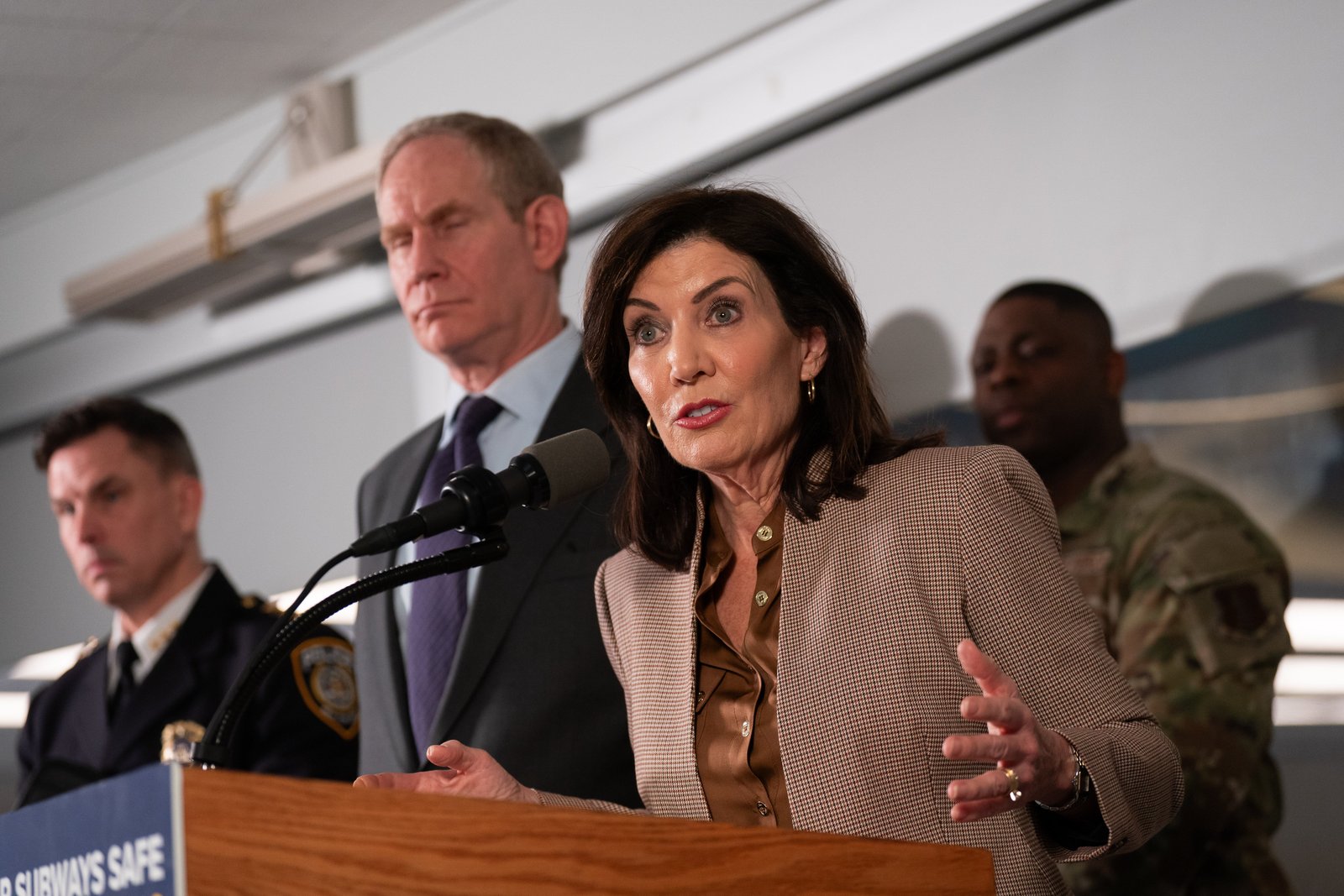 កាលពីខែឧសភា អភិបាលក្រុង Kathy Hochul បានចុះហត្ថលេខាលើកំណែទម្រង់ជាបន្តបន្ទាប់ដែលកំណត់កិច្ចសហប្រតិបត្តិការរបស់ប៉ូលិសជាមួយ ICE បានហាមឃាត់ភ្នាក់ងារពាក់ម៉ាស់ និងរារាំងរដ្ឋាភិបាលក្នុងតំបន់ពីការលើកទឹកចិត្តមជ្ឈមណ្ឌលឃុំឃាំងជនអន្តោប្រវេសន៍ថ្មី។