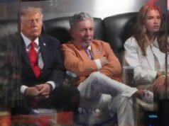 Trump ហាក់ដូចជាងងុយដេកក្នុងអំឡុងពេលដំណើរដ៏ចម្រូងចម្រាសទៅកាន់ការប្រកួតវគ្គផ្តាច់ព្រ័ត្រ NBA ក្នុងទីក្រុងញូវយ៉ក