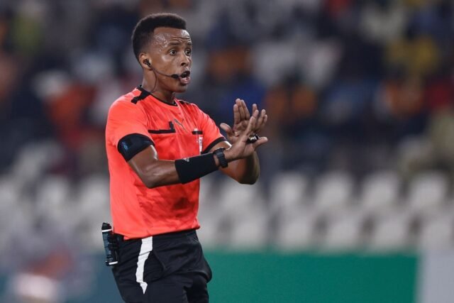 1780983357_2456941-l-arbitre-somalien-omar-artan-lors-d-un-match-de-l.jpg