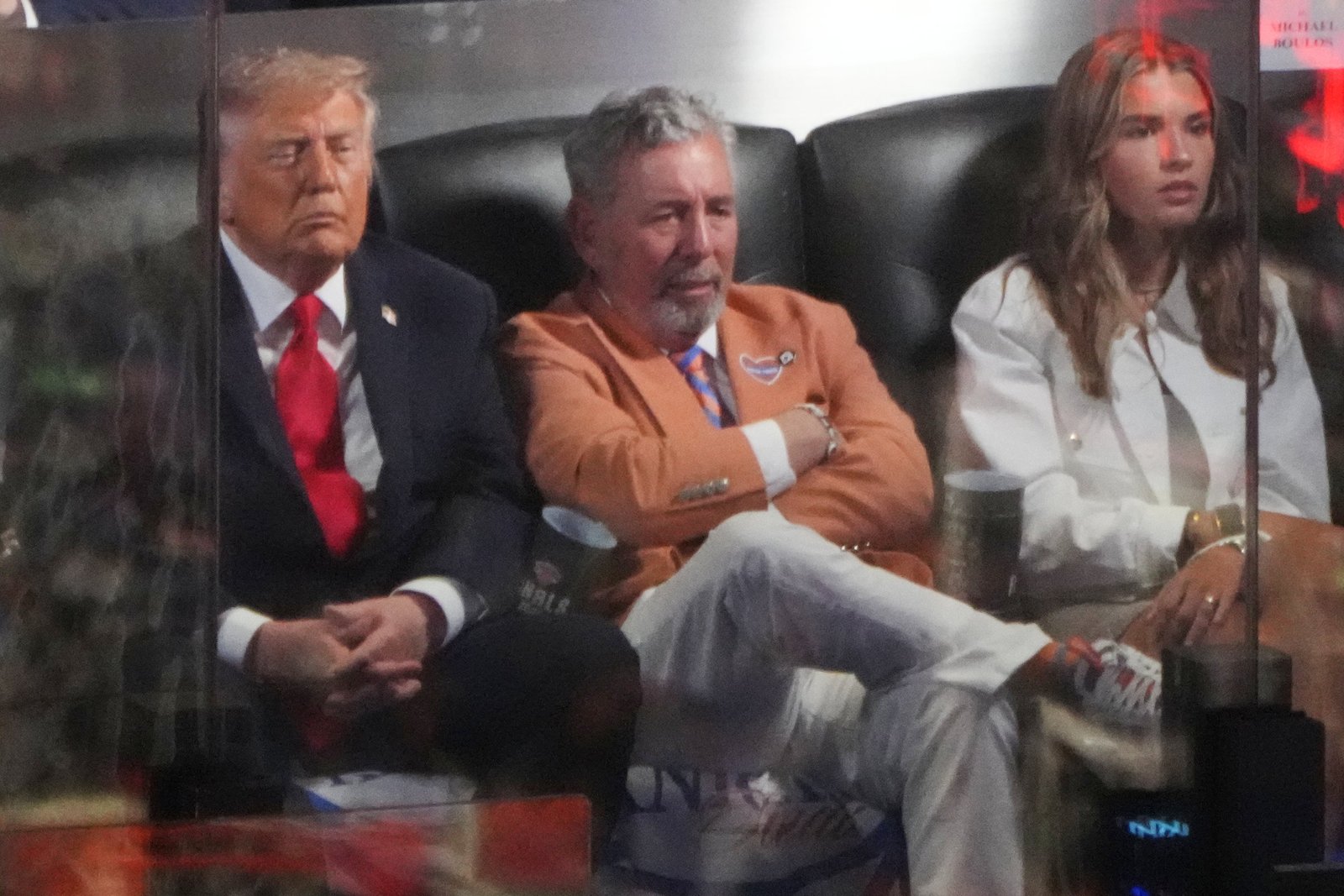 ប្រធានាធិបតី Donald Trump ត្រូវបានគេមើលឃើញដោយបិទភ្នែក ខណៈលោកមើលការប្រកួត New York Knicks ទល់នឹង San Antonio Spurs ជាមួយម្ចាស់ក្លឹប Knicks លោក James Dolan។