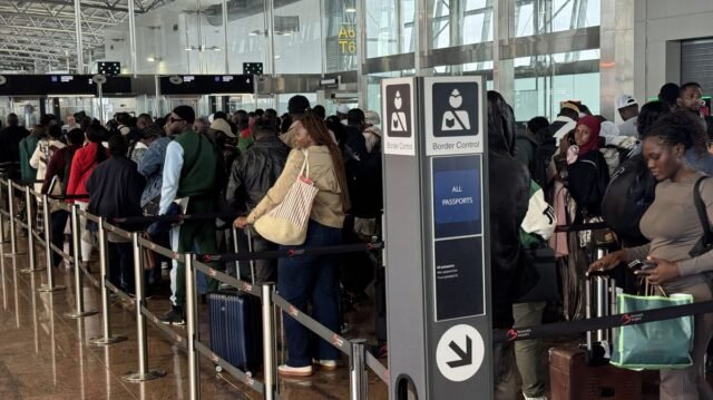 1781030692_1_airport-queues.jpg