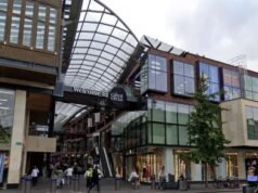 ក្មេងស្រីអាយុ 17 ឆ្នាំម្នាក់ត្រូវបាន “រំលោភម្តងហើយម្តងទៀត” ដោយមនុស្សបួននាក់បន្ទាប់ពីបានជួបបុរសម្នាក់នៅក្នុងមជ្ឈមណ្ឌលផ្សារទំនើបមួយ, តុលាការបានបើកសវនាការ