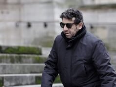 លោក Patrick Bruel នឹងត្រូវបាននាំមកនៅចំពោះមុខចៅក្រម សម្រាប់ការចោទប្រកាន់របស់គាត់លើការចោទប្រកាន់ចំនួនប្រាំបួននៃអំពើហិង្សាផ្លូវភេទ ហើយការឃុំខ្លួនបណ្តោះអាសន្នគឺត្រូវបានទាមទារ។