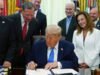 Trump អាយុ 79 ឆ្នាំភ្លេចចុះហត្ថលេខាលើវិក័យប័ត្រក្នុងអំឡុងពេលដើររយៈពេលមួយម៉ោងនៅមុខសមាជិកសភា
