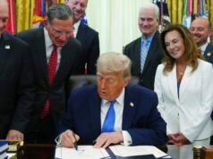 Trump អាយុ 79 ឆ្នាំភ្លេចចុះហត្ថលេខាលើវិក័យប័ត្រក្នុងអំឡុងពេលដើររយៈពេលមួយម៉ោងនៅមុខសមាជិកសភា
