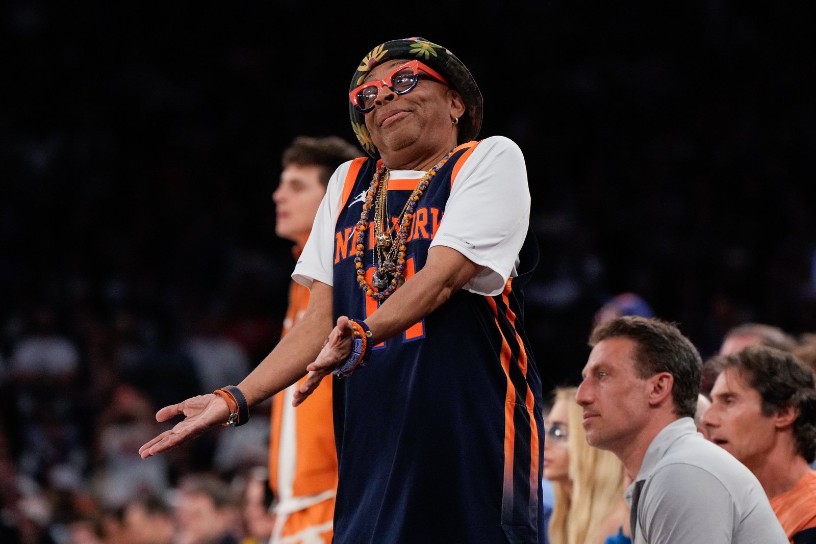 នាយក Spike Lee ពាក់អាវ New York Knicks ពិសេសដែលចុះហត្ថលេខាដោយ Pope Leo XIV - ទៅហ្គេមទី 3 នៃ NBA Finals