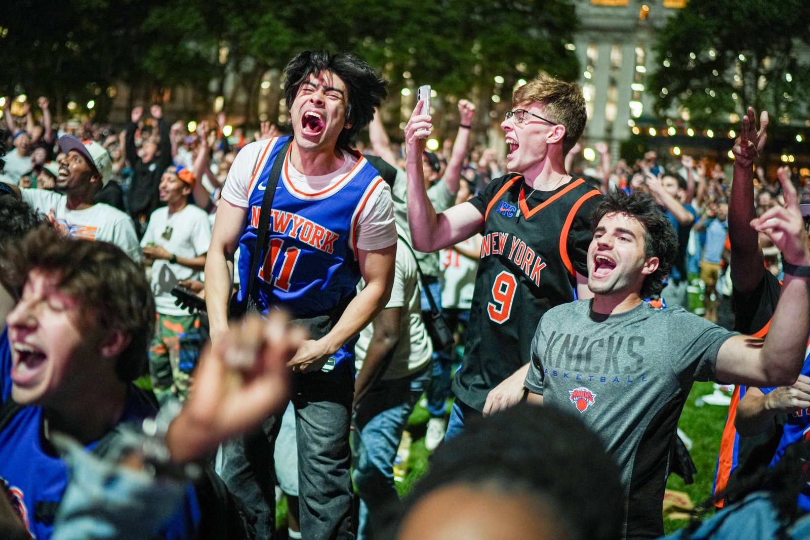 អ្នកគាំទ្រ New York Knicks អបអរក្នុងពិធីជប់លៀងមើលក្នុងអំឡុងការប្រកួតទី 3 នៃស៊េរីបាល់បោះ NBA Finals រវាង Knicks និង San Antonio Spurs ថ្ងៃចន្ទ ទី 8 ខែមិថុនា ឆ្នាំ 2026។