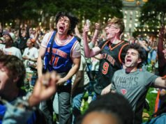 អ្នកគាំទ្រ Knicks ដុតឥសីនៅខាងក្រៅ MSG មុនពេលហ្គេមទី 4 ដើម្បីលុបសំណាងអាក្រក់ដែលបន្សល់ទុកដោយវត្តមានរបស់ Trump