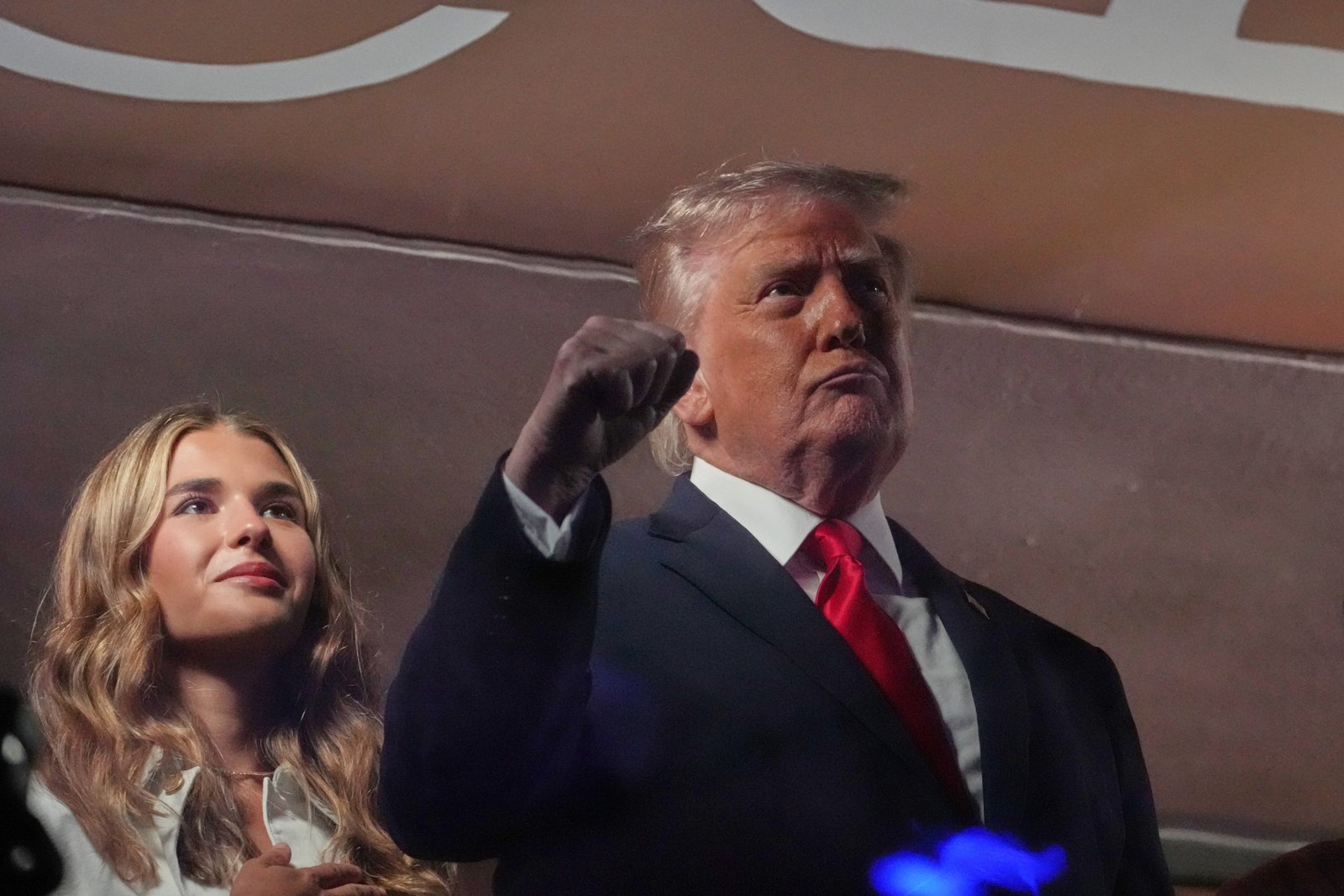 ប្រធានាធិបតី Donald Trump ត្រូវ​បាន​គេ​ស្រែក​ហ៊ោ​យ៉ាង​ខ្លាំង ខណៈ​ដែល​គាត់​បាន​បង្ហាញ​ខ្លួន​នៅ Jumbotron ក្នុង​ការ​ប្រកួត NBA Finals ប៉ុន្តែ​ចៅ​ស្រី​របស់​គាត់​បាន​បង្ហោះ​ឃ្លីប​តាម​អ៊ីនធឺណិត​ដោយ​គ្មាន​សំឡេង។