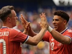 Che Adams សង្ឃឹមថាមិត្តភក្តិខ្សែប្រយុទ្ធពី World Cup របស់គាត់មកពីប្រទេសស្កុតឡែននឹងនៅជាប់នឹងខ្លួនបន្ទាប់ពីបានស៊ុតបាល់បញ្ចូលទីក្នុងការប្រកួតពានរង្វាន់ទ្វីបអឺរ៉ុបតែម្នាក់ឯង។