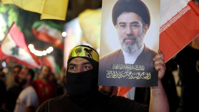 1781155200_Un-partisan-du-Hezbollah-groupe-arme-soutenu-par-l-Iran-brandit-un-portrait-du-Guide-supreme-iranien.jpeg