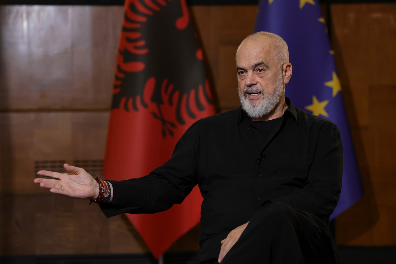 Edi Rama ប្រឈមមុខនឹងការរិះគន់ចំពោះផែនការនេះ។