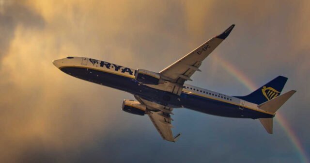 1781206565_ryanair-peut-il-faire-payer-un-supplement-pour-voyager-assis-a-cote-de-ses-enfants.jpg