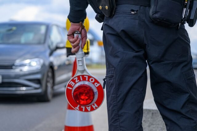 1781237215_2459788-un-officier-de-police-allemand-a-la-frontiere-entr.jpg