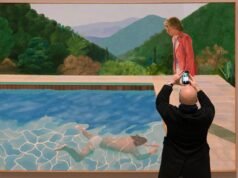 David Hockney មិនត្រឹមតែគូររូបអាងហែលទឹកប៉ុណ្ណោះទេ គាត់ក៏បានលាបពណ៌មិត្តរបស់គាត់ផងដែរ (និងតាមរបៀបរបស់គាត់)