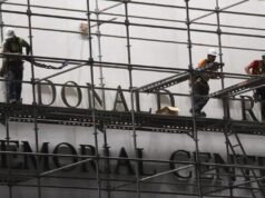 ឈ្មោះរបស់ Trump ត្រូវបានដកចេញពី facade នៃស្ថាប័នដ៏ល្បីល្បាញរបស់អាមេរិក