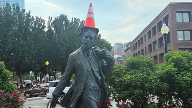 1781404432_0_boston-statue.jpg