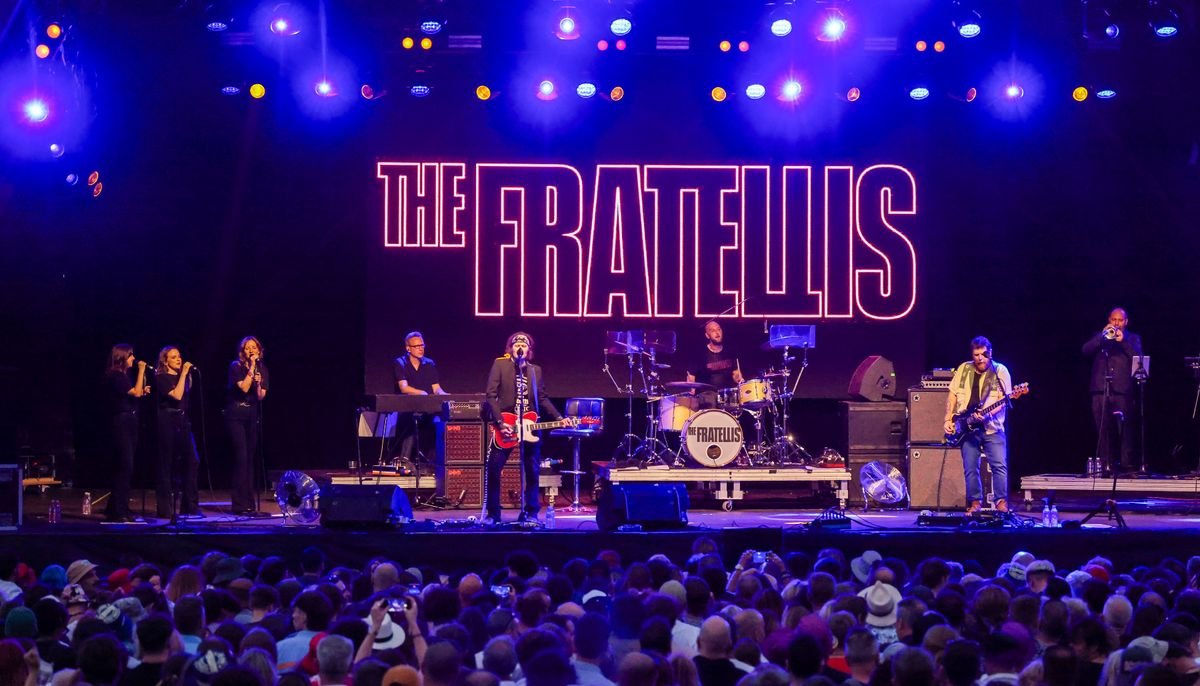 The Fratellis សម្តែងផ្ទាល់នៅលើឆាក។