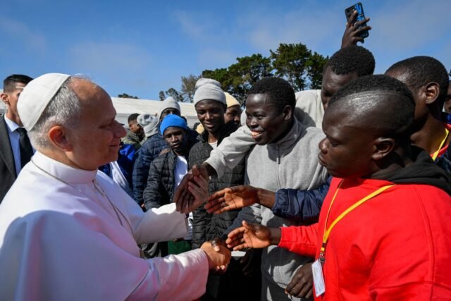 1781448715_2462110-le-pape-leon-xiv-rencontre-des-migrants-au-centre-.jpg