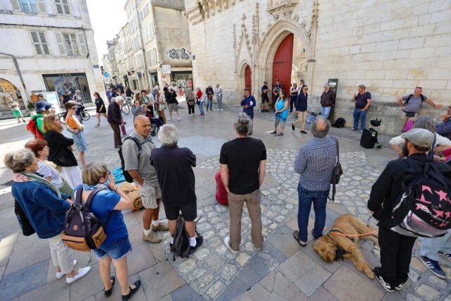 1781464073_2462200-a-la-rochelle-des-habitants-se-sont-reunis-le-13-j.jpg