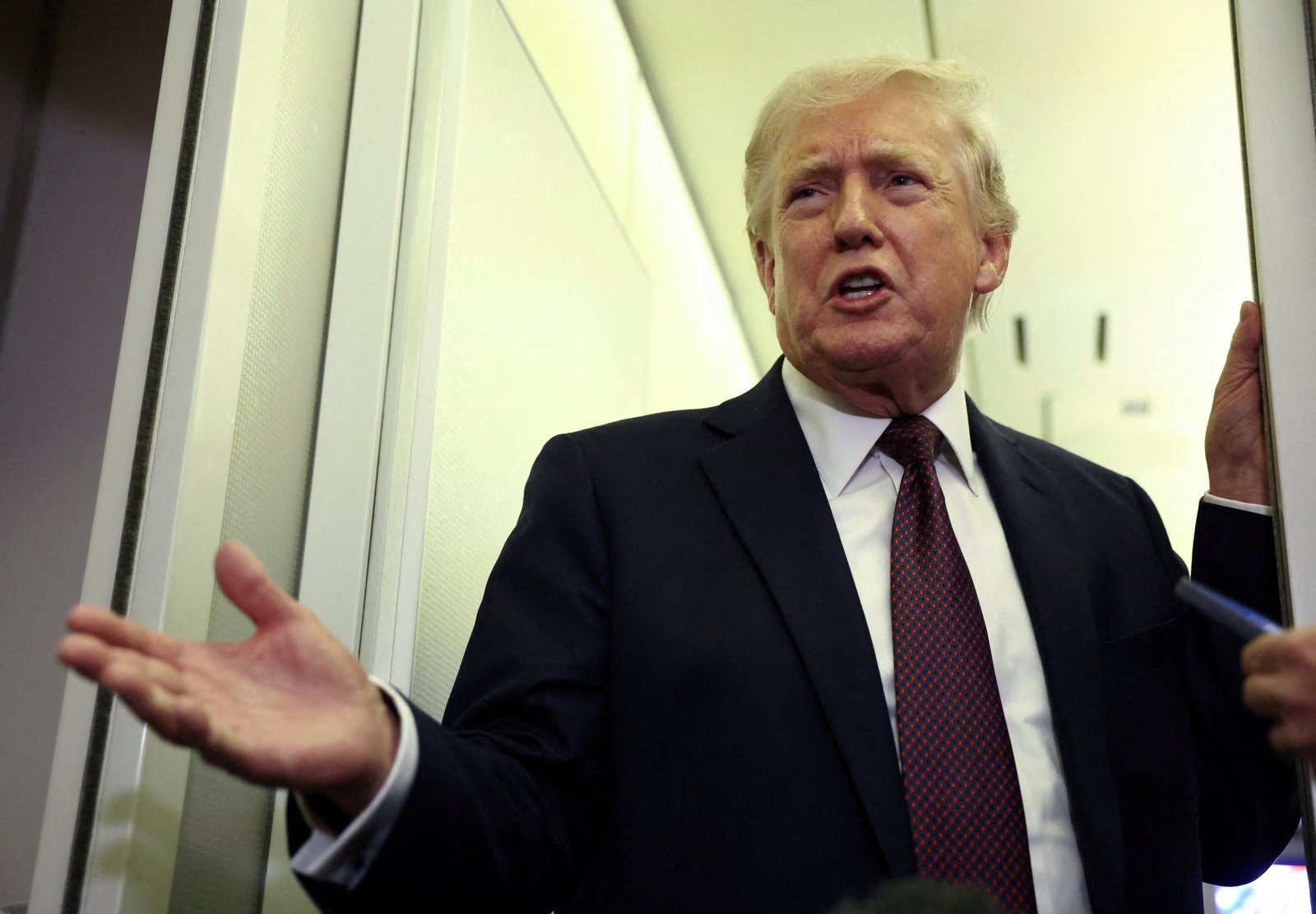 លោក Donald Trump បានអះអាងកាលពីថ្ងៃអាទិត្យថា កិច្ចព្រមព្រៀងដើម្បីបន្តបទឈប់បាញ់ជាមួយអ៊ីរ៉ង់ និងបើកច្រកសមុទ្រ Hormuz ឡើងវិញគឺជិតមកដល់ហើយ។